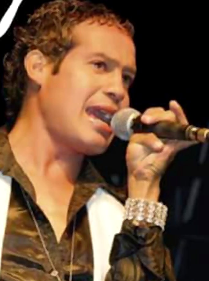 Fadhyd interpretando una canción frente al micrófono